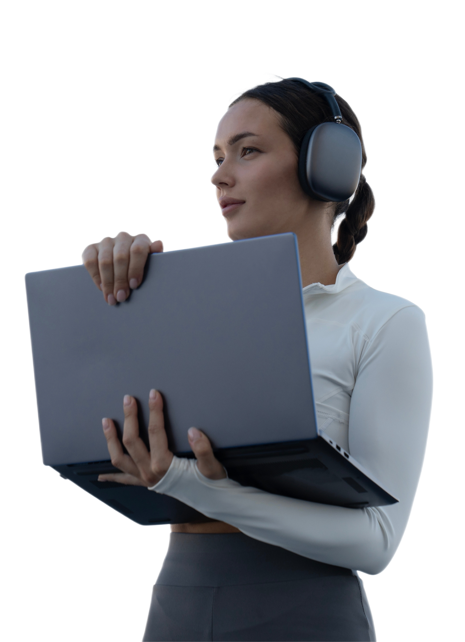 Estudante segurando um notebook e usando fones de ouvido